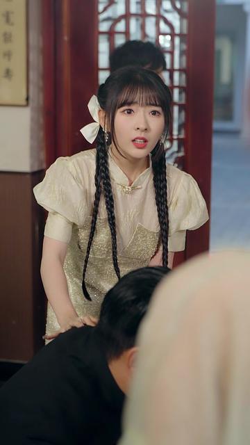 从傻子到救世主 林天摔傻后意外撞破吊坠秘密,觉醒医武传承,告别痴傻过往。他凭超凡医术救下受困的苏香玉,培育珍药变现起步,屡破疑难杂症,结交赵家、陆家等势力。面对赵德才的骚扰、陆十三的挑衅、冯霸业的背叛,他以医术为刃、武道为盾,打脸反派,收服孙圣手为徒,执掌盛海酒店与四海商会产业,更将盐碱地改造成爆款生态乐园。最终,他成为江城传奇神医,向守护自己多年的苏香玉求婚,收获事业与爱情双圆满。#从傻子到救世主 #百亿剧好看计划 #抖音短剧新番计划 #因为一个片段看了整部剧 #热门短剧推荐