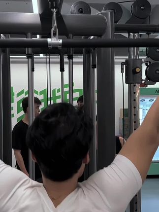 如果健身只选一种补剂的话,那一定是肌酸。平价又实用,还能帮你储存更多的磷酸肌酸,让你在锻炼的时候可以做更多的组,练得更久,从而达到更好的训练效果。每天四克,连着喝上一个月,你的力量和耐力都会得到显著的提升,健身的朋友一定要试一下。 #增肌 #训练怪兽#训练怪兽肌酸
