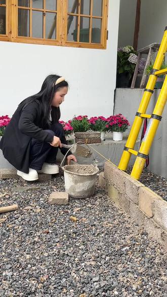 这是我第三次创业,毅然决定租下村里闲置庭院改造第四天,采购了各种花苗花卉,准备亲手打造属于自己的小花园。 #梵净山最美民宿 #青年推荐官 #助力乡村振兴 #青年创业者