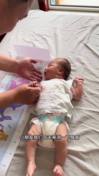 可以给宝宝测量身高的尺子 小宝宝长得真的很快,用身高尺给宝宝记录每天的身高#婴儿养成记 #婴儿身高尺 #身高尺