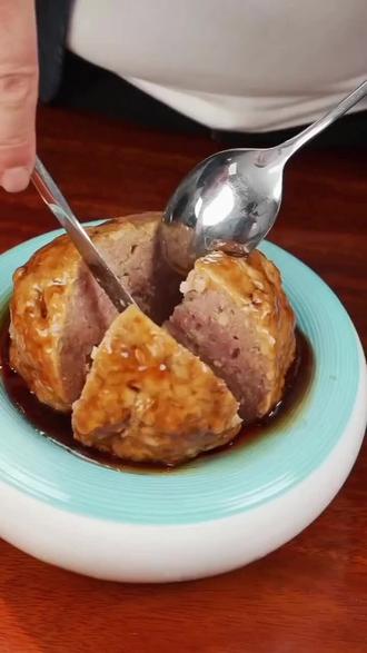 魏厨珍品黑猪肉蛋黄手工制作狮子头淮扬风味#狮子头 #狮子头做法 #淮扬狮子头 #淮扬狮子头做法 #在家做美食