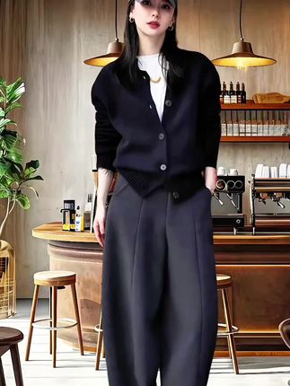 百搭休闲纯色宽松两件套! 姐妹们,这一套真的好舒服,好喜欢啊,慵懒又随性。#秋冬都市硬核穿搭 #美搭尽显女神范 #酷女孩穿搭 #现代风格 #优雅气质