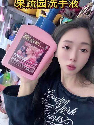 非常好闻的玫瑰花香 还是泡沫的 冲洗很方便 两岁以上的小宝宝就可以用哦~ #蔬果园 #洗手液#洗护好物 #种草 #蔬果园洗手液