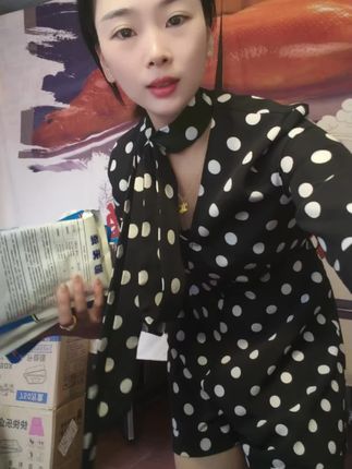 家人们这个5包只要56米了,给你们优惠,这个是苍蝇糖,特别适合养殖场,兑水喷洒,喷到苍蝇身上苍蝇就咪西了,效果杠杠的,我们自己猪场也在用#自用好物推荐