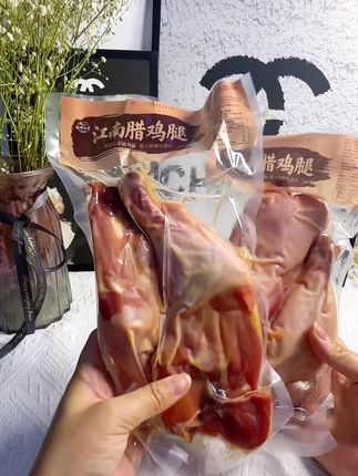 江南腊鸡腿都是新鲜制作的,买回去后只需简单清洗一下就可以烹饪了,喜欢的朋友赶紧下单吧!#太香啦 #妈呀太香了 #腊鸡腿 #手枪腿