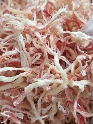 碳烤鱿鱼丝,有原味和辣味,任您选择,采用深海野生大鱿鱼,经过多道工序制成,让你爱不停口,零食必备。#好食材好味道