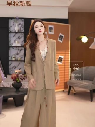 #时尚气质穿搭 时髦精小套装串珠系带V领#时尚套装 #虽然我长得一般但我穿搭不一般 #挑战中式美学穿搭天花板 #毫不费力地打开初秋穿搭