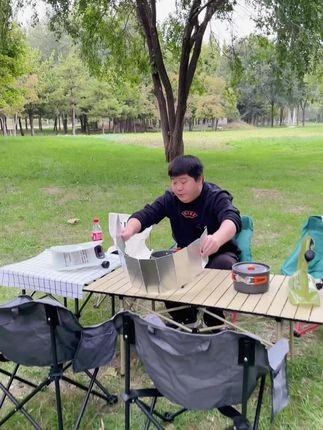 卡式炉挡风板,可折叠的设计很方便收纳和携带,而且还是轻量化的铝合金材质,两端配有插销可以进行固定!#户外挡风板 #卡式炉挡风板 #防风圈