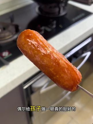 我们家孩子爱吃的皇家小虎脆皮烤肠、真的好吃哭了啊!配料表很干净,放入空气炸锅,炸出来后满屋都飘香、咬一口直接爆汁,肉质紧实鲜美,Q弹有嚼劲一口一口根本停不下来啊,家里大朋友小朋友都爱吃!! #强烈推荐 #皇家小虎 #脆皮烤肠#谁懂这一口的好吃程度 #好吃到停不下来