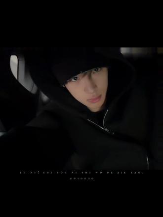 我遇到了一个男孩 他高高瘦瘦的 喜欢打架子鼓 很喜欢唱歌 爱吃麦当劳的薯条 喜欢戴厨师帽 也很注重自己的穿搭 2025.1.1他正式的solo出道了 后来他有了属于自己和粉丝的第一场演唱会 在演唱会上 中途粉丝以为他下去补妆了 没想到的是他像个小孩一样笑眯眯的推着一个粉色的蛋糕上来 他说上次说好的等他成功了一起分蛋糕 到这个时候了 但蛋糕没办法分给在场的每一个人 所以特意准备了彩带 他那时还不擅于对粉丝表达爱 8.3他迎来了第二场演唱会 粉丝都很不明白为什么那天安检查的这么松 原来是他特意给安检人员打招呼 不要对粉丝太差 在演唱会上 他把SHUNLI印在了衣服上 然后害羞的对粉丝说我喜欢你 他毫不吝啬的最直白的表达了对粉丝的爱 演唱会结束让粉丝注意安全 到家了报个平安 还说以后会多多争取给粉丝们直播 每次开直播 都会给粉丝们分享日常 逗粉丝们开心 他越来越会表达爱了 但没想到的是第三场演唱会这么快就来了 真的好突然 原来他也不知情 是公司临时决定的 明明他已经很累了 只有那么短的时间准备 可他还是给粉丝展现了最好的舞台 但粉丝怎么会看不出他情绪不高呢他总是把坏情绪藏在心里 觉得自己不够好 但在粉丝心里 他一点也不糟糕 我们爱他的芬芳 也爱他的腐枝枯叶 他会陪粉丝们一起跨年 一起过除夕 在情人节那天发了一首新歌 然后和粉丝们一起听 他说春节期间会每天都直播 还提前把直播设备准备好 就连每天直播穿什么都记在备忘录里 因为是春晚大赏明星红包 所以不是粉丝也能抢到 他看到很多莉莉没抢到 就会自己去学怎么发专属红包 他在超话上让粉丝们准备好 原本以为他只发一次 结果他看到还是有很多粉丝没抢到 所以他又发了一次 张峻豪 你十六七岁吃过的苦我都帮你记着 这一路走来你都没有说过苦 你太过勇敢平静我都忘了你正承受苦痛 我讨厌你独当一面的本事 心疼你有苦自咽 我只想告诉你你别太累我比任何人都希望你好 我会一直陪着你 陪你一起唱@张峻豪