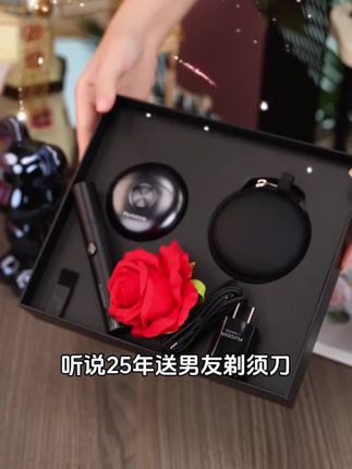 飞科太空小飞碟剃须刀,小巧机身却有大能量,双刀头浮动贴面设计,轻松搞定粗硬胡茬,刮完不留渣。全机身水洗,清洁起来很方便。还有小飞碟收纳包,出差旅行带着它超方便!#好物推荐🔥 #送男朋友礼物 #飞科小飞碟剃须刀 #生日礼物 #爆款热卖中
