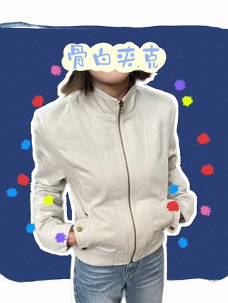 【𝐁𝐎𝐍𝐄 𝐉𝐀𝐂𝐊𝐄𝐓|骨白夹克,解锁秋日复古滤镜】 🧥 一件自带故事感的夹克——让日常穿搭秒变「老电影画面」 #复古夹克 #骨白外套 #设计师款 #秋日叠穿 #cityboy穿搭