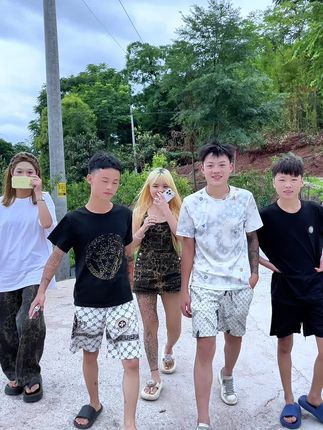 精神小妹带着小伙来买鸭翅 #精神小妹 #精神小伙 #爆辣鸭翅 #挑战
