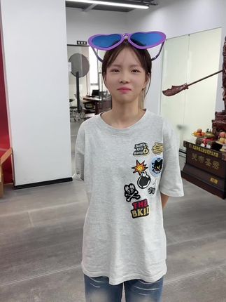 #小朋友的快乐 本故事始于3月前,我从人海中发现你,你特别喜欢直播,没有接触过外面的世界,一开始你以为我是搞传销的😂后面聊久了我们慢慢建立了信任,9月11号坐着绿皮火车来到上海,我说过我不能保证带你赚多少钱,但是我能教会你很多知识带你入圈,如今有了老板的加持直播你初见成效,大哥哥希望你不骄不躁保持初心#九红 @小蛮腰(九虹传媒)