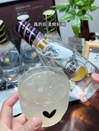 天热还在喝碳酸饮料?快试试这款蜂蜜柠檬水!瓶盖里藏着蜂蜜和柠檬,一拧就注入水中,秒变新鲜果饮。配料只有蜂蜜和柠檬汁,干净又健康。入口是蜂蜜的甜润和柠檬的清香,冰一下喝简直是夏日续命水!平时加班应酬后喝上一瓶,真的巨清爽好喝,趁价格实惠赶紧冲~#柠檬蜂蜜水 #百香果蜂蜜水 #小青柑蜂蜜水 #仙女都在喝什么 #应酬