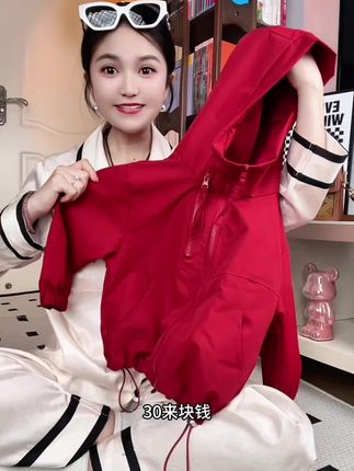 超高品质的冲锋衣小外套,完全不输商场三位数的品质!面料柔软细腻又防风,整个做工细节挑不出毛病,闭眼入#童装 #强烈推荐 #春秋穿搭 #冲锋衣 #高品质童装