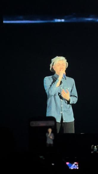 记✍️颜人中首场体育场 #颜人中 如你所说,终于实现了在没有天花板的场地开一场演唱会😭一路走来的每一步都算数!看到退场前,你跟每个方向的大家鞠躬感谢时,我知道你一直都是那个最真诚的小男孩。第一次听你的歌是19年的《嗜好》 自此世上就多了一个爱你的人!那段时间耳机里循环播放的也都是你的歌,当时的你不火,我一边想什么时候你才能被大家发现一边又想就这样也挺好的。依然记得第一次去看你演唱会时的心情,那时候的体育馆不大,虽然我是在离你稍微有些距离的看台但也能看到你的身影,当时最大的感受就是我终于来到了现场听你唱歌,耳机里面的人就在我面前,我就这样一直看着你愣出了神,缓过来后才发现舞台上的你是如此的耀眼!喜欢你以来,大大小小的演唱会 音乐节 线下加起来,我们不过只见面了10来次,你不一定能注意到这个渺小的我但每次见面你能够拿出最好的状态面对我们时,这对我来说就足够了!可能粉丝的爱就是如此伟大,我爱你的歌声,爱你在舞台上的鲜活,爱你的真诚,爱你带给我们的每一个moment!之前我总是坐在看台,可能觉得氛围好,可能觉得这样的距离能够看到你的身影刚刚好。直到这次迎来了你首场的体育场,我开始想在这偌大的场地里,这样的距离好像会让我看不清你了。所以这一次我选择了内场,这也是我第一次坐在内场看你,我希望离你更近,共同见证这个意义非凡的moment!果然你也不会让我们失望,帆船花车,漫天飞舞的彩带,17首歌的串烧还把大家的寄语穿在身上,你简直太会了🥹到后面,你跟往常一样唱了《夏夜最后的烟火》这其实成了我们一贯的约定,每当这首歌唱完就代表了属于我们的moment结束了!但很庆幸在周围有人陆续离开时,我依旧恋恋不舍的坐在座位上,就这样你骗了我们,你返场了!录音麦,贝雷帽、鼻子上塞住的纸巾、唱着“让蜡烛代替所有灯…”这一次比欢呼先来的,是你唱着唱着就在台上留下了眼泪,我也眼眶湿润在台下控制不住的手抖,喊着“颜人中 你是最棒的” 大家此刻都成了小哭包,像你所说,这是幸福的眼泪💧这一刻,记忆回到了刚认识你的时候,我知道你从来没有忘记,我又回到了那个属于我们一起的来时路!你跟大家告别时,我已经有些泣不成声了,想说什么,但又如点歌环节里的颜料说的一样,我知道,我想说啥,你都知道!最后我想说,仲瑄,我会一直做你的头号支持者,也谢谢你成为歌手颜人中,一直唱歌给我们听!下次再见面时一定会是更大的舞台,你会放真正的烟花给我们看!