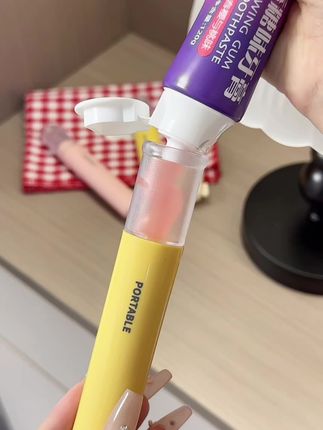 你见过自带#牙膏仓的牙刷吗?无论是旅行还是日常使用,自己的牙刷总是最舒适!小巧便携,不占空间,#折叠牙刷 让你的口腔护理更轻松!#超便宜超划算#好物推荐