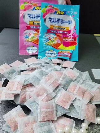 4.88元到手100包的花香除味樟脑丸,这份量真的很实在。拆开一包放在衣柜、抽屉里,淡淡的花香慢慢散开,能帮着减轻环境里的杂味,让存放的衣物、用品都带着清爽的气息。 独立小包装用起来方便,想放哪里就放哪里,用量也能灵活掌握。囤上这一批,家里各个角落都能照顾到,日常用着省心又划算~ #居家好物分享 #清新小帮手 #实惠之选 #