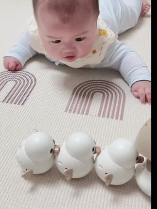 爸爸给娃安排的这个小鸭子太适合小宝宝了小月龄宝宝可以练习抬头追视大点还可以练习爬行#宝宝玩具#宝宝爬行#婴儿玩具#哄娃神器玩具#宝宝成长记