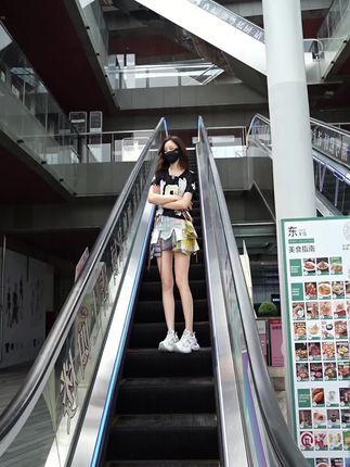 银河1秒拿捏跑鞋美学~ #跟越野跑者做户外美学时髦精 #自信从穿搭开始 #如果上班都穿流光高智 #跑步圈有自己的跑者美学 #用跑鞋解锁城市跑者美学混搭