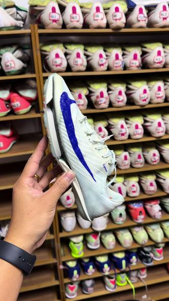 毫无违和感,这是不是你见过最帅的二代 #maxfly气垫更换 #maxfly2蓝图 #钉鞋 #少妇