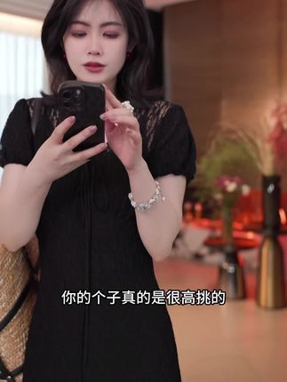 蕾丝裙摆飞扬,音乐节上演绎甜酷交织的浪漫#蕾丝连衣裙 #连衣裙#