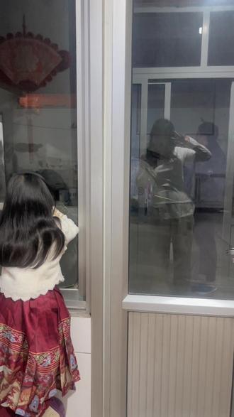 谁家小孩5:00起床一叫就起床这么棒呀?是我家的呀,没睡醒脸还肿着呢!#穿汉服过年 #生女儿就是用来打扮的 #马面裙