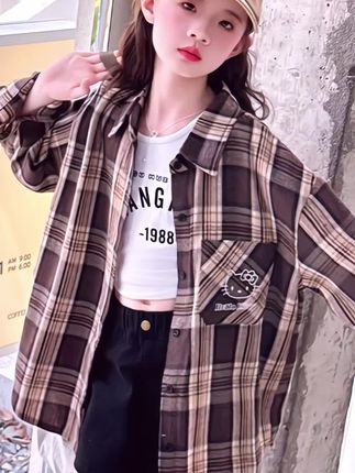 家人们!别错过这款女童格子衬衫✨ 休闲显瘦版型,遮肉又显腿直,孩子穿上立马变时髦精~ 面料舒适柔软,质感在线,个性潮流设计,时尚边条超特别💥 日常出街、校园穿搭都很百搭#格子衬衫 #生女儿就要这样穿 #高品质童装 #女童外套 #潮童穿搭 @DOU+上热门 @DOU+小助手