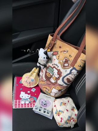 来翻包咯✌︎︎• ◡•早八人的秋冬适配包包 太可爱啦!好甜的kitty包包呀 What’s in my bag ? #翻包记 #我的包里都有啥 #水桶包 #hellokitty #翻包行动