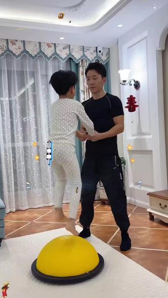 春季黄金期,90后老爸花式带娃!每天20分钟波速球追高韵律操,亲子一起玩,好玩又高效,助力成长身体棒!#居家锻炼#身高管理#儿童运动#感统训练