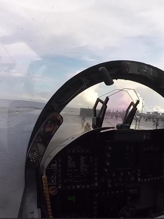 F18超级大黄蜂在航母起飞