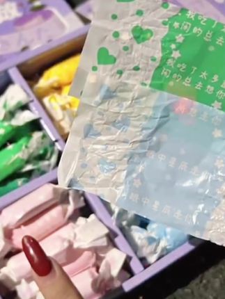 情话奶糖 全网都在给对象送,秋天的第一盒情话奶糖,礼盒包装仪式感满满,只因它的寓意是,你是我今生只会遇见一次的惊喜,也是余生追逐不变的幸福,虽然这不需要很多钱,但这需要很多很多的爱,礼物的意义不在于多贵重,而是他永远把你放心上的感觉,赶快为重要的人安排一下#情话奶糖 #大白兔奶糖 #情话奶糖礼盒 #情侣礼物 #惊喜跟礼物都是来自爱你的人