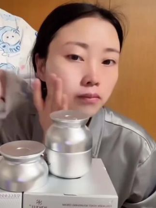 #贵阳二小姐9️⃣9️⃣两瓶胶原养肤,女人不想老的快,每天用一次胶原酵母养肤膏,这不是普通的养肤膏啊!是添加了多重护肤精粹,专门针对皮肤松弛、下垂,眼角有细纹的,每天晚上涂一次,好的肤色养出来。#杰少sosolee #贵阳二小姐
