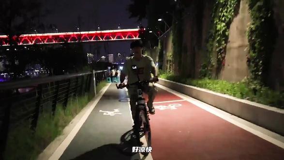 就算没有订书机 小熊就算摔倒也不会撒开手 再去江边骑车吧 “朱志鑫你别摇啦”“苏新皓你怎么是歪的”“我直的”#朱志鑫 #苏新皓 #张极 #C83