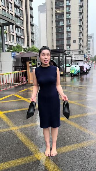贺函 你在哪呢 我的鞋不能沾水#我的城市下雨了#搞笑#贺函 #贺函你在哪