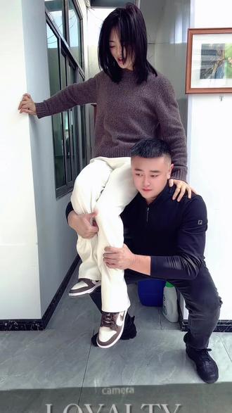 #姐弟 #扛姐姐在肩上 #过肩扛 一年一个跟风