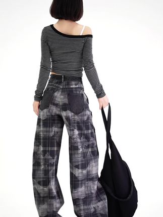 “不会还有人只会穿纯色牛仔裤吧?今年潮人都在拼这个!💥” ✅ 设计感满分:宽松阔腿+格子拼接,街头感和辨识度都有了,出街绝对不撞衫! ✅ 美式宽松版型: oversize的范儿,里面穿多厚都不显胖,秋冬叠穿神器! ✅ 面料够硬挺:廓形立得住,不会软塌塌,显得人很有精神。#穿搭ootd #ootd今日穿搭 #高级感穿搭 #潮酷穿搭 #ootd穿搭指南