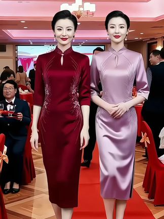 2025新进口三醋酸改良旗袍,刺绣修身开叉,婚宴礼服优选 进口三醋酸改良旗袍,多色可选,后开叉修身,精致刺绣,婚宴上妈妈/喜婆婆穿超优雅!✨#新中式旗袍 #婚宴妈妈装 #穿搭是为了取悦自己 #初秋复古穿搭