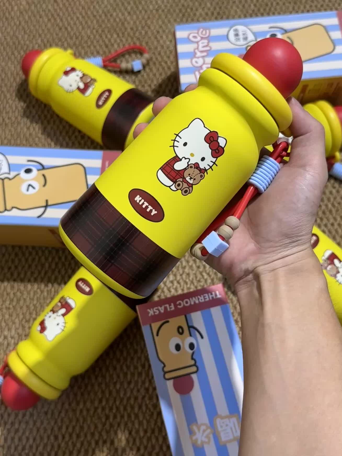 超级好看的kitty保温杯! 带kitty彩盒包装,不锈钢吸管 表面纹路凸起质感做到位! 可以直饮 保温保冷8小时哦 生活真的很需要这种有仪式感的东西~ 这个杯子完全让我爱上了喝水! 超级爱姐妹们质感真的无敌好~ #好物推荐🔥 #保温杯