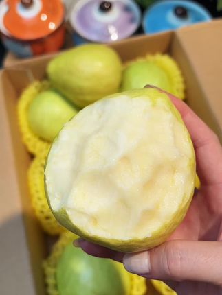它可不是普通的芭乐,它是来自广西的正宗奶油芭乐,入口清甜,现在的口感比之前有更上了几个层次,很糯很甜很丝滑。我都回购无数次了。喜欢吃的不要错过#芭乐#奶油芭乐#应季水果 #口感特别好吃 #无限回购的宝藏单品
