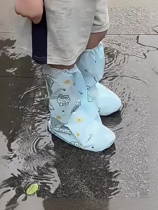 雨天出行怕湿鞋?这款一次性雨鞋套防水性强,弹性足,轻松套上,便捷又实用,让你无惧雨水,自在前行。#雨鞋套#一次性雨鞋套#一次性雨鞋套防水 #雨天分享#好物推荐