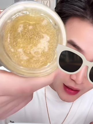 这个清洁膏真的好好用,最近每天都在用,感觉我这脸就像个吸尘器一样,把我毛孔这些脏东西都吸出来,真的是爱了爱了!如果你也是那种经常化妆、卸妆卸不干净的姐妹,一定要去试试它,它是那种很温和的清洁,而且一点都不刺激,我就是冲着它的这个竹炭成分买的。#贵阳二小姐🐮#杰少sosolee #视频同款 #竹炭清洁膏 #清洁膏推荐