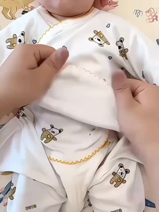 纯棉小套装a真的特别适合宝宝去穿,上衣加裤子的组合换纸尿裤不会冻到宝宝#新生儿衣服 #婴幼儿服饰 #宝宝春秋装 #宝宝衣服