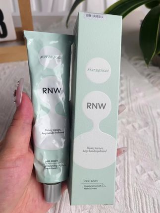 气味永远是记忆的载体.#rnw 今年我买了第一支 rnw 的护手霜圣诞夜 大概在很久之前 我已经试过它的味道 一直很喜欢 只是今年才买到 上学 周末 出门 在家 淡淡的花香味道一直陪在我身边 我很幸福 很开心 只要有它在 有一次 它的味道变得很淡 可是我想它一直在我身边 我开始焦虑 担心 还剩半只的时候我便没再用过 后来我用了其他味道的 rnw 却都没有圣诞夜好闻 于是我又把它拿出来了 断断续续地用那最后半支 我曾确定他会一直陪着我的 2025 年 9 月 13 日我希望我的护手霜一直不要用完 但你其实在我买这支护手霜之前就离开了 算了#rnw护手霜 #茉莉花 #秋天的第一支护手霜
