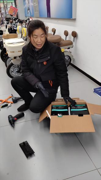 雅迪白鲨二代到货,现在安装#雅迪白鲨 #大白鲨 #冠能 #电动车