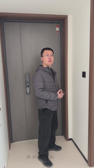 你家扫地机器人是不是也“听不懂人话”? 🤖 刚需家电,但设置不对=白买!
👉 关键第一步:确保它和所有小米设备连在同一个WiFi下!很多家庭都错连了光猫和路由器,导致无法联动。
🔇 噪音太大喊不动?语音控制经常失灵?
✅ 完美解决方案:在墙上安装 “物理按键”!
• 出门一键“离家模式”+“开始清扫”
• 回家一键“结束任务”,让它安静回充
(再也不用在噪音中大喊大叫了)
⚠️ 重要提醒:设置了定时任务?
❌ 别说“回去充电”,要说 “结束任务”!
否则明天的自动清扫计划会被打断!
#扫地机器人 #智能家居 #全屋智能 #避坑指南 #鹦鹉螺好用装修研究所