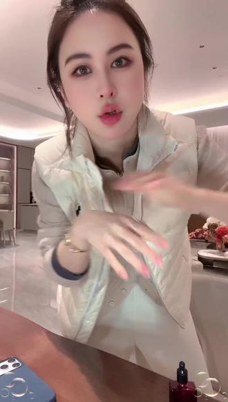 #谁还没个隐藏技能 #女生必备 #香氛 #护手精油 #无限回购的宝藏单品 用了几天手变得超嫩,干纹都淡了,连指甲边的倒刺也少了~香味太治愈了,一整天都想闻~✨
真的不输大牌!滋润不油腻,吸收很快,手部和指缘都变细滑,味道还特别持久~超爱这瓶~💐