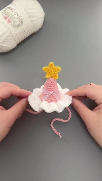 娃用生日帽教程来啦!娃娃戴上超可爱!
毛线:@雪妃尔毛线 萌娃娃2号
色号:01纯白,05浅粉,21小鸡黄
钩针:2.5
图解来自@唔好叫我bb 感谢分享
#钩针新手教程 #钩针教程 #钩织娃衣 #娃衣 #10厘米娃