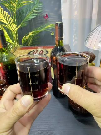 诸君把这个二两杯买下,该喝的喝该玩的玩,家里有客人喝得清玩得好#白酒杯 #二两白酒杯
